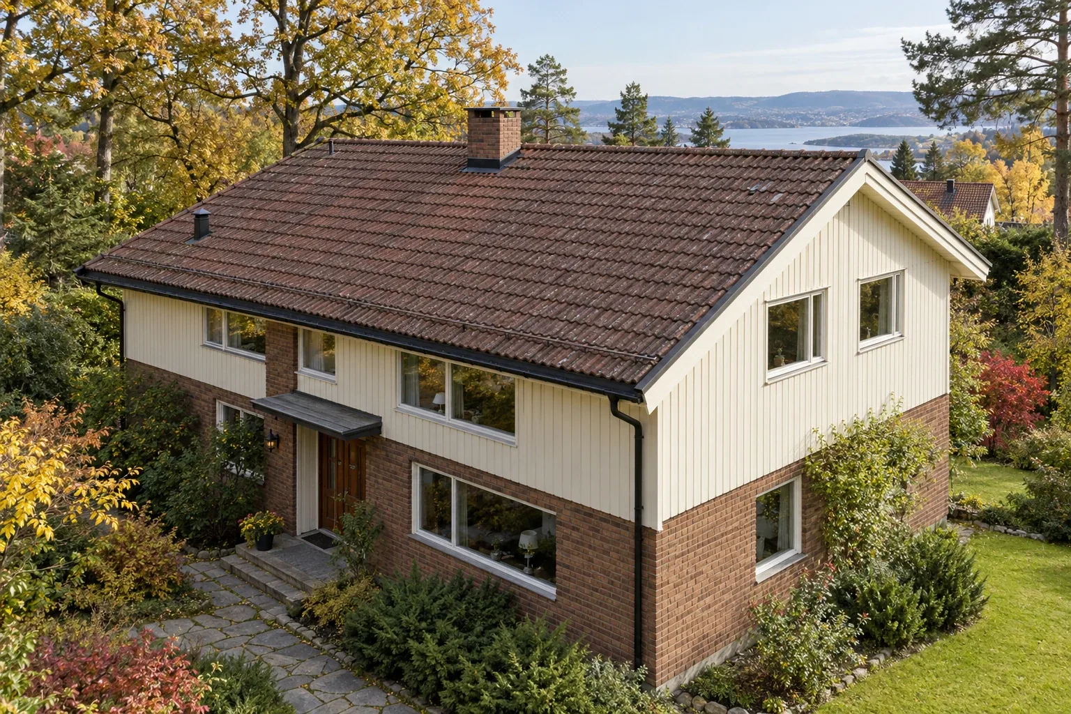 Illustrasjon: Mur- og trebolig med eldre, brunt betongtaksteinstak.
