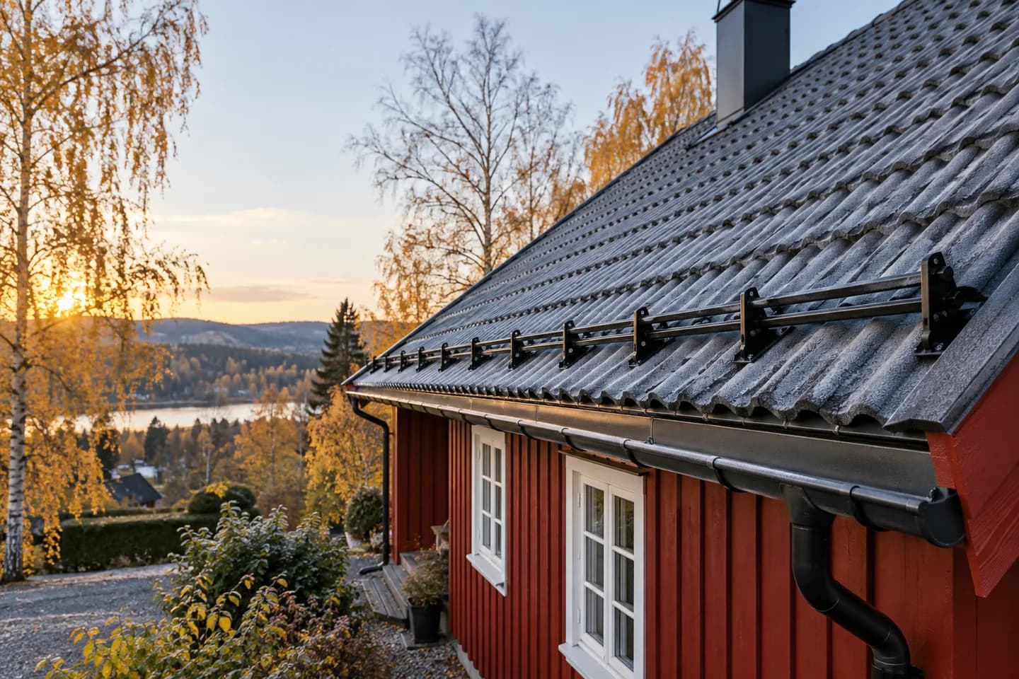 Illustrasjon: Villa med snøfangere og et tynt lag rim på taket